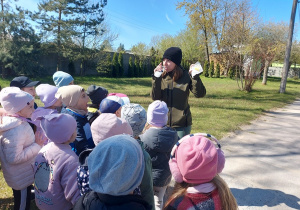 Pani pokazuje dzieciom jak się czipuje psy
