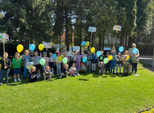 Dzieci pozują do wspólnego zdjęcia wraz ze swoimi plakatami.