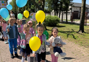 Promyczki podczas wyjścia na happening czytelniczy.