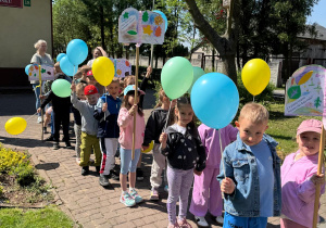 Dzieci gotowe do wyjścia na spacer.