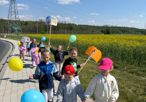 Dzieci podczas happeningu czytelniczego.