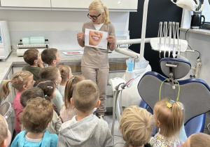 02 Pani dentystka udziela rad jak dbać o zęby