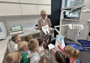 20 Dzieci wręczyły podziękowanie Pani Dentystce