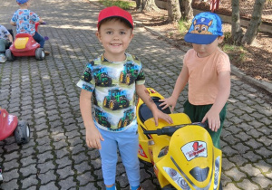 06. Chłopiec stoi obok motora.