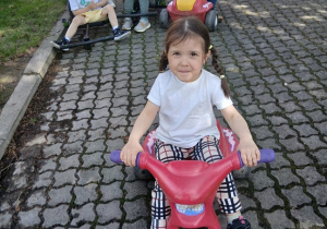 07. Dziewczynka jedzie rowerkiem.