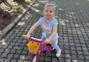 10. Dziewczynka jedzie rowerkiem.