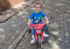 15. Chłopiec jedzie na rowerku.