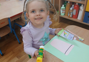 07. Dziewczynka wykonuje pracę plastyczną.