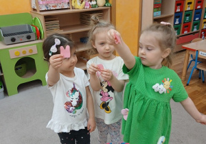09. Dzieci stoją w kole i trzymają różowe zęby.