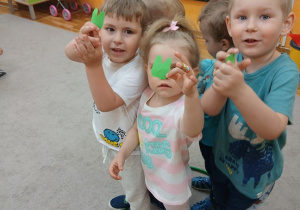 12. Dzieci stoją w kole i trzymają zielone zęby.