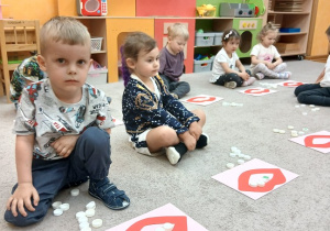 14. Dzieci układają nakrętki.