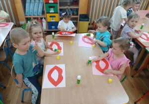 21. Dzieci wykonują pracę plastyczną.