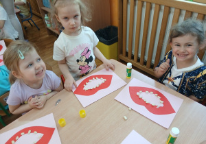 22. Dzieci wykonują pracę plastyczną.