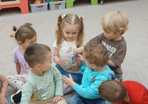 07. Dzieci wąchają robaki.