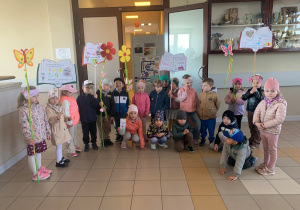 Czterolatki w bibliotece gminnej w Łękińsku.