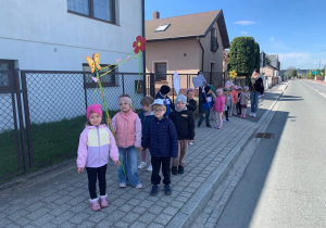 Przedszkolaki podczas przemarszu ulicami Łękińska.