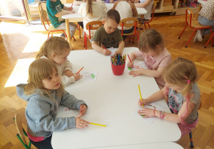 Czterolatki kolorują postać pana Ble.