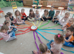 Kolorowa tęcza – zabawy, ruch i doświadczenia w grupie Kropelek.
