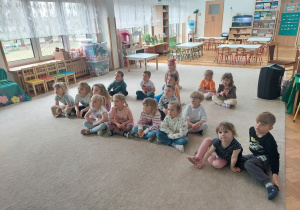 Dzieci oglądają filmik edukacyjny na temat Tęczy.