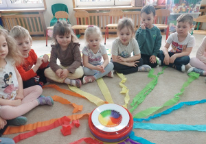 4-latki ze zdziwieniem oglądają co stało się z cukierkami.