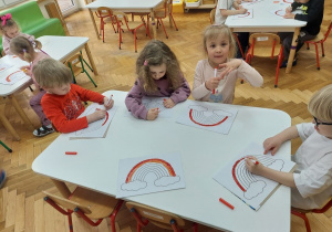 Kropelki kolorują mazakami tęczę - utrwalenie jej kolorów.