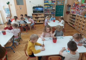 Przedszkolaki podczas pracy.