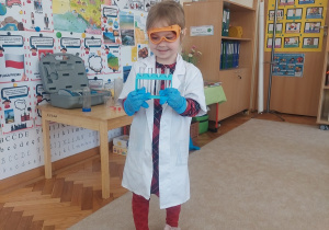 Dziewczynka w stroju chemika.