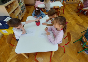 Czterolatki podczas kolorowania - doskonalenie manualne u dzieci.