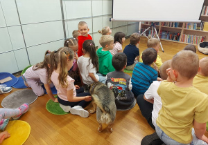 Dziewczynki witają się z pieskiem