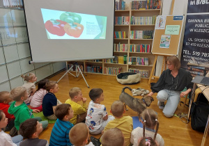 Dzieci poznają informacje na temat opieki nad psem