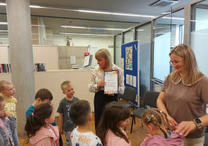 Przedszkolaki dziekują pani dyrektor biblioteki za zorganizowanie ciekawego spotkania