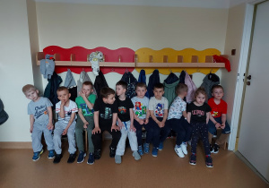 Dzieci w szatni czekają na zajęcia