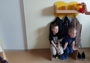 Chłopcy w szatni czekają na zajęcia