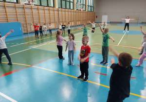 Dzieci podczas rozgrzewki na sali gimnastycznej