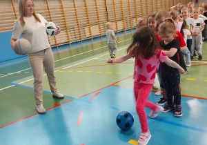 Dzieci strzelają gole do bramki