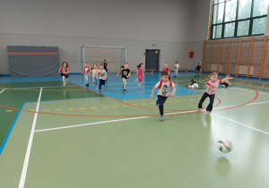Dzieci grają w piłkę nożną