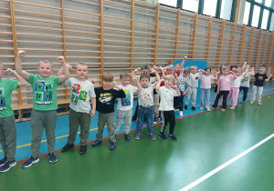 Przedszkolaki pokazują swoją siłę