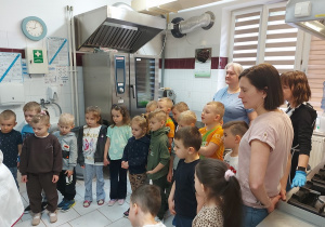 Dzieci uważnie obserwują etapy przygotowania surówki