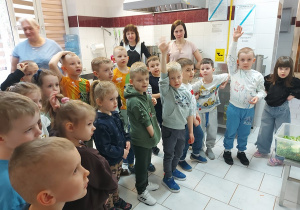 Dzieci zadają pytania paniom kucharką