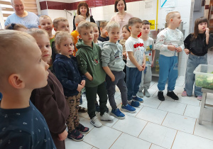 Przedszkolaki słuchają informacji o pracy w kuchni