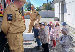 Dzieci słuchają Pana strażaka.