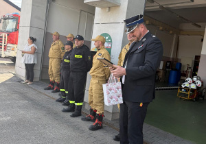 Strażacy otrzymali upominek od przedszkolaków.