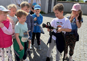Chłopiec trzyma wąż.