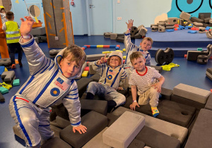 Chłopcy bawią się w astronautów.
