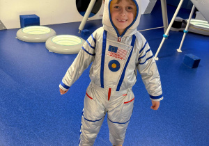 Chłopiec w stroju astronauty.