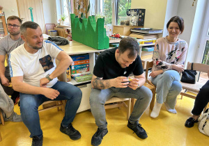Rodzice oglądają prawdziwą pszczołę.