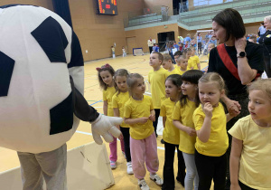 Dzieci i maskotka turnieju.