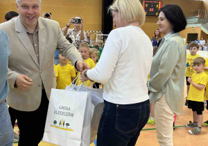 Pani dyrektor otrzymuje prezent dla przedszkola.