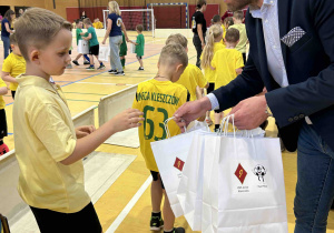 Chłopiec otrzymuje nagrodę.
