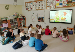 Dzieci oglądają bajkę edukacyjną.